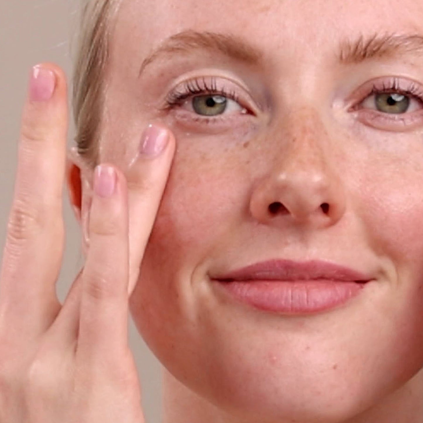 Éminence - Crème pour les yeux aux peptides de fleurs marines